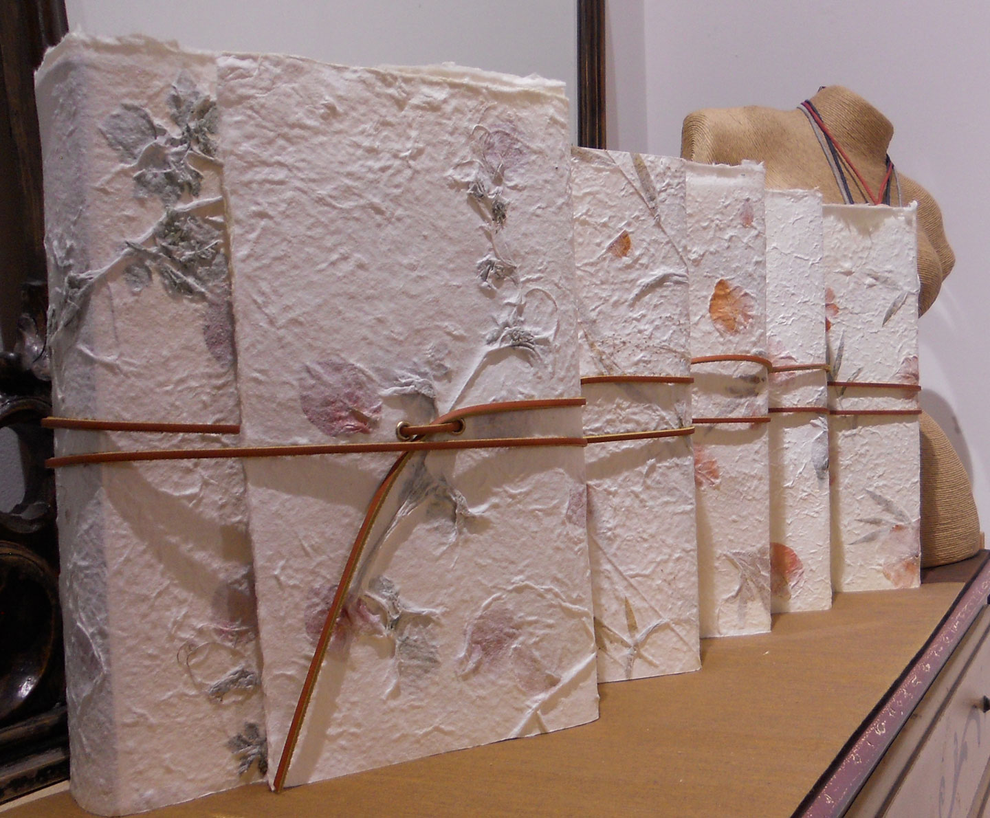 Album in carta di cotone con fiori interno avorio cm. 23x30 - 50 fogli